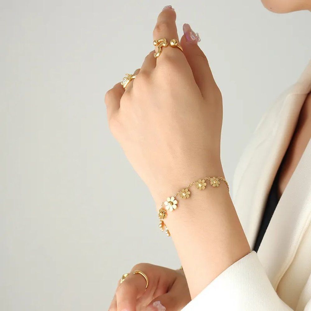 Gold Daisy Flower Bracelet Boho Bracelet Dainty Flower Bracelet Floral Gift